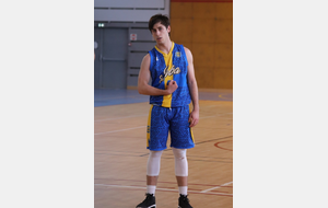 Cyprien a décidé de commencer la muscu , il en a réellement besoin 